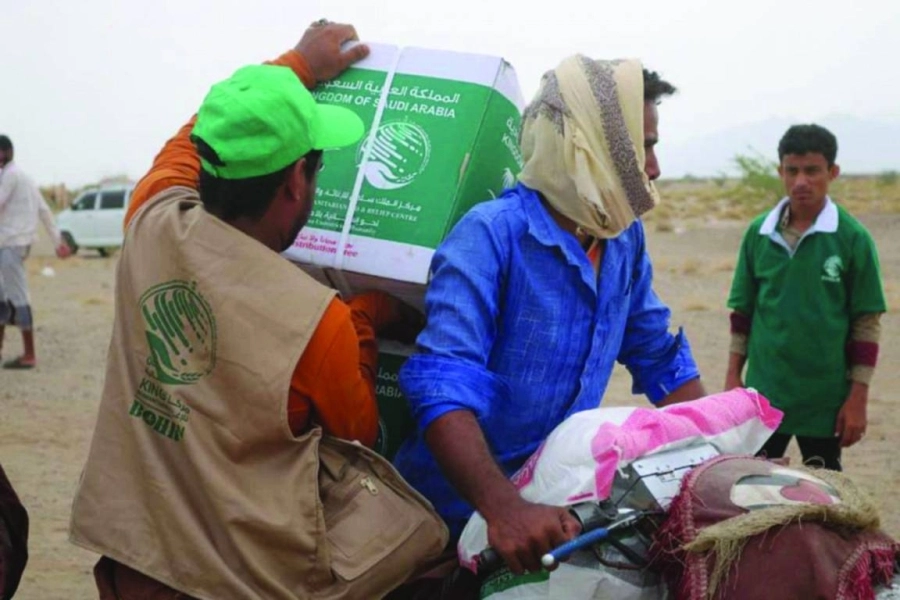 






يمني يحمل إحدى السلال على دراجته النارية             (واس)