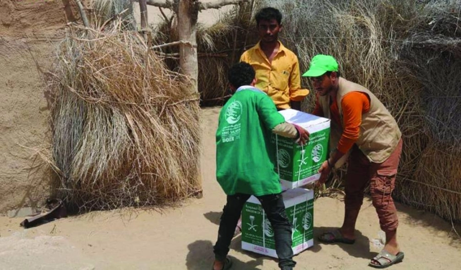 توزيع سلال غذائية في الحديدة (واس)