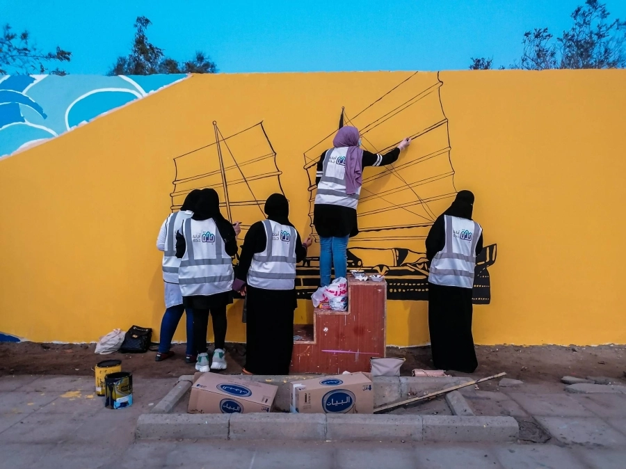 متطوعات خلال معالجة التشوه البصري عبر فن الرسم في مبادرة أمانة جدة التي شارك فيها أكثر من 450 رساما ورسامة
