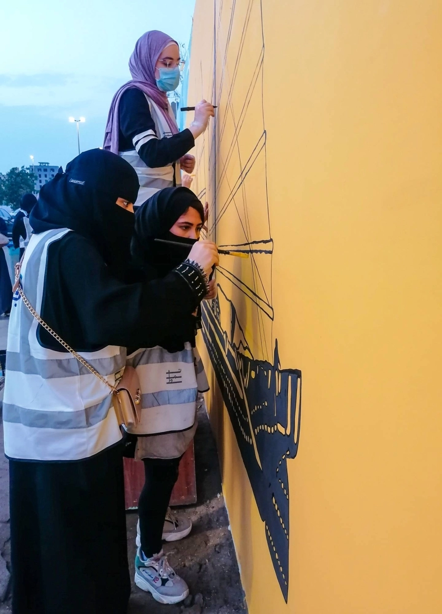 متطوعات خلال معالجة التشوه البصري عبر فن الرسم في مبادرة أمانة جدة التي شارك فيها أكثر من 450 رساما ورسامة
