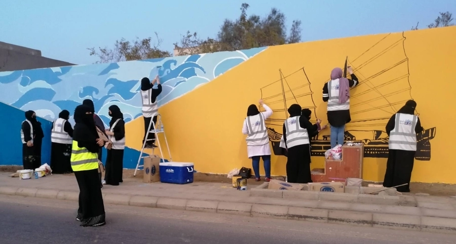 متطوعات خلال معالجة التشوه البصري عبر فن الرسم في مبادرة أمانة جدة التي شارك فيها أكثر من 450 رساما ورسامة
