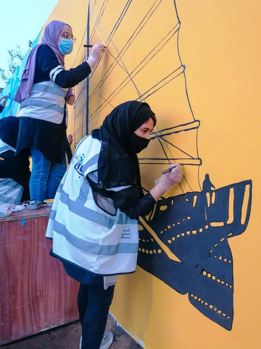 متطوعات خلال معالجة التشوه البصري عبر فن الرسم في مبادرة أمانة جدة التي شارك فيها أكثر من 450 رساما ورسامة
