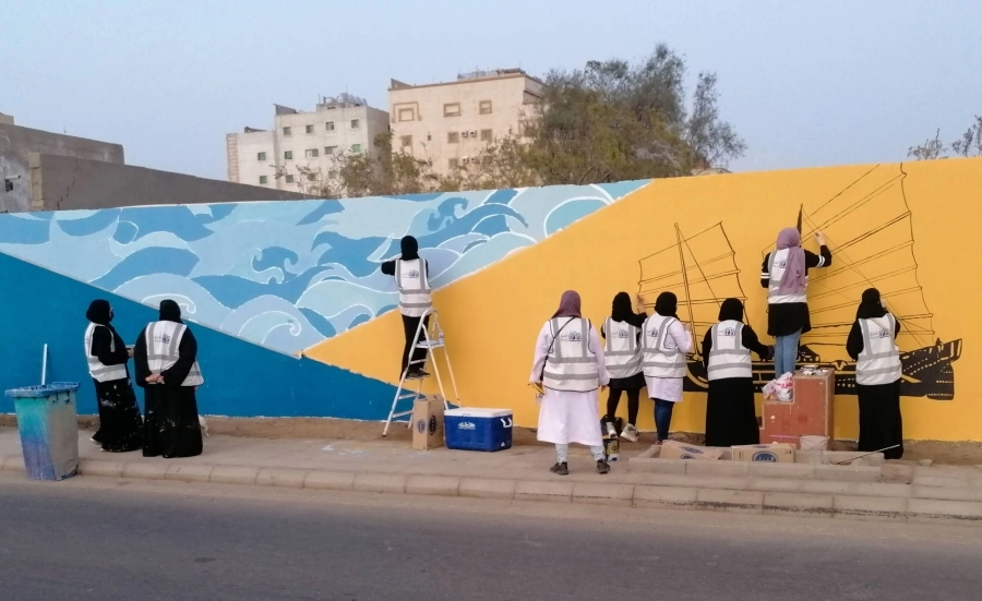 متطوعات خلال معالجة التشوه البصري عبر فن الرسم في مبادرة أمانة جدة التي شارك فيها أكثر من 450 رساما ورسامة
