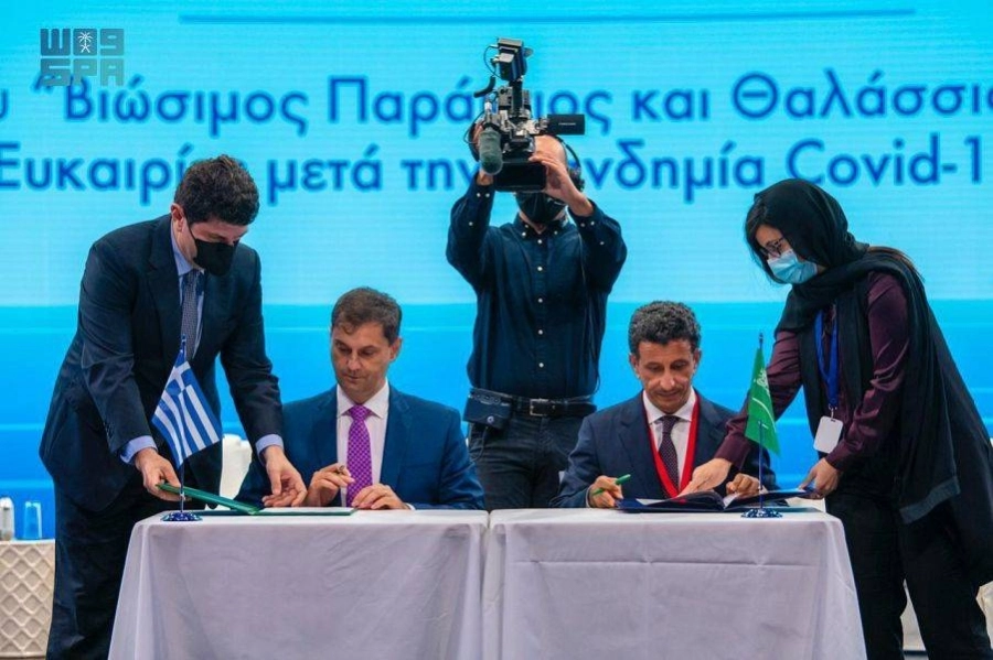 جانب من التوقيع