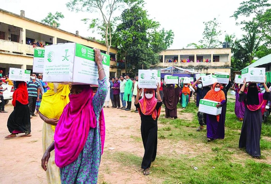 نساء من مسلمي الروهينجا بعد تسلم سلال غذائية من مركز الملك سلمان للإغاثة والأعمال الإنسانية (واس)