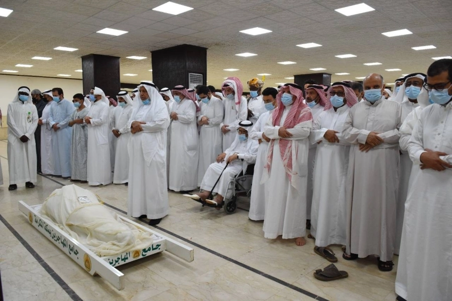 






المصلون يؤدون صلاة الميت على الفقيد                                                                                                                                                         (مكة)