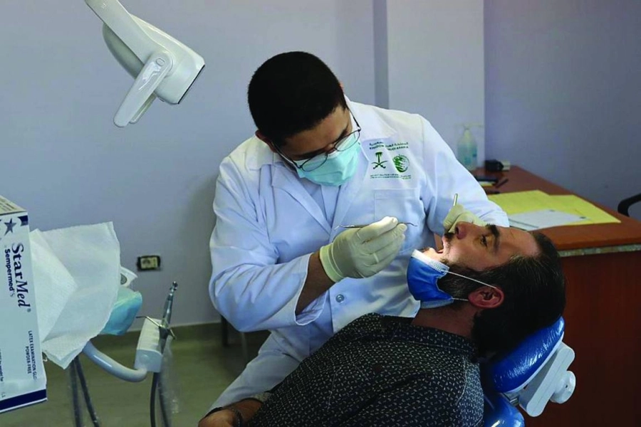 علاج الأسنان داخل مخيم اللاجئين   (واس)