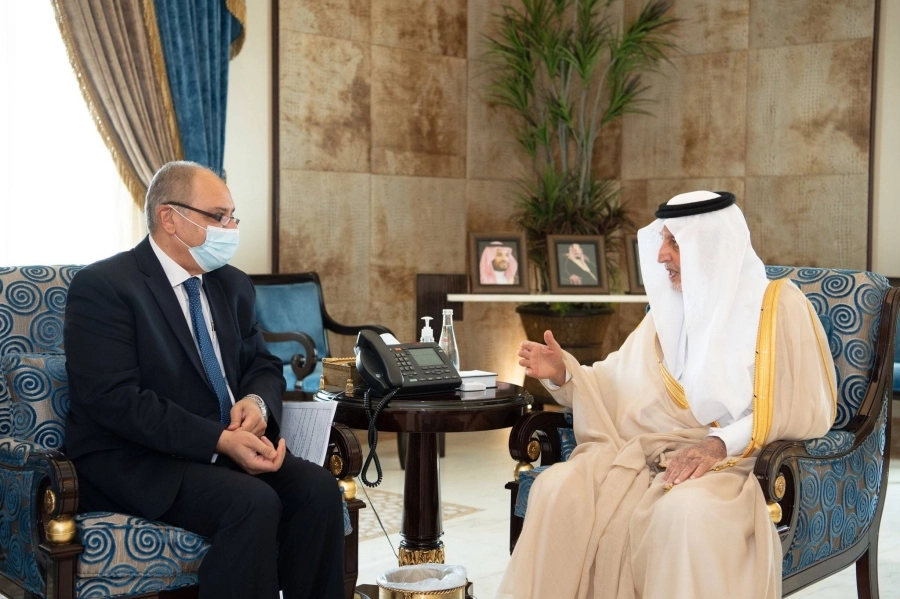 






خالد الفيصل خلال استقباله أحمد توفيق                                   (مكة)