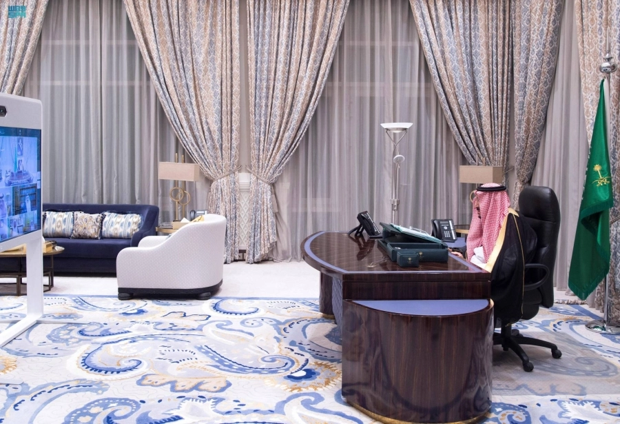 






الملك سلمان خلال ترؤسه جلسة مجلس الوزراء عبر الاتصال المرئي                                                 (واس)