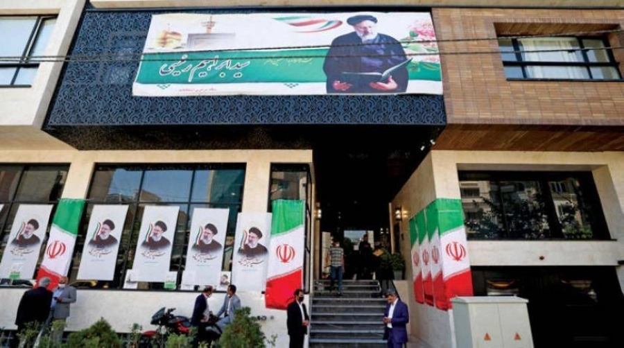 






صور المرشحين للرئاسة الإيرانية في شوارع طهران