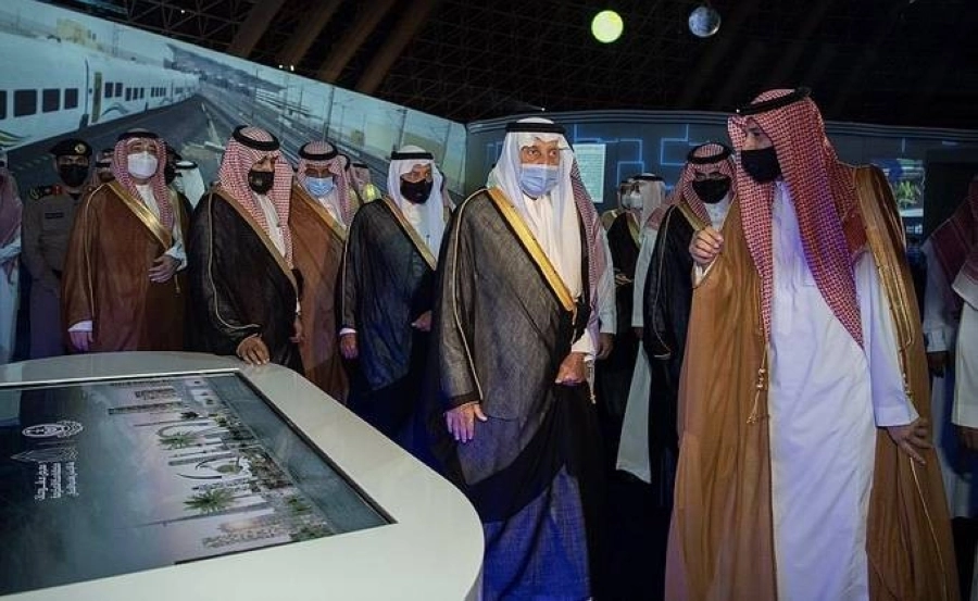 أمير مكة المكرمة يفتتح معرض المشروعات الرقمي ويكرم الفائزين بجائزة مكة للتميز (واس)