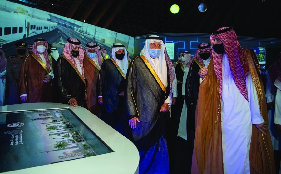 خالد الفيصل خلال تجوله في المعرض (مكة)