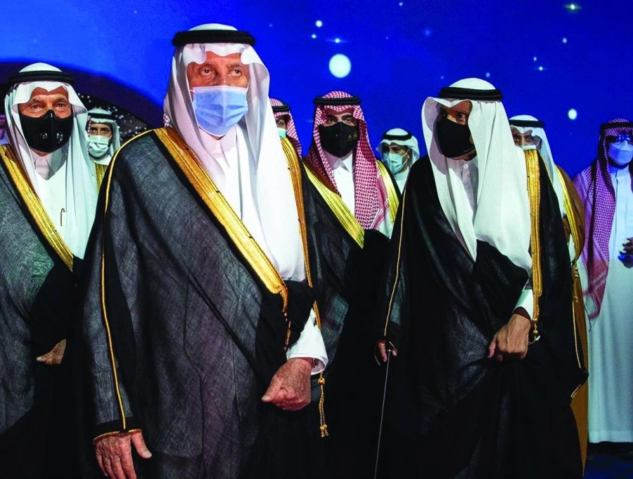 خالد الفيصل خلال تجوله في المعرض (مكة)  