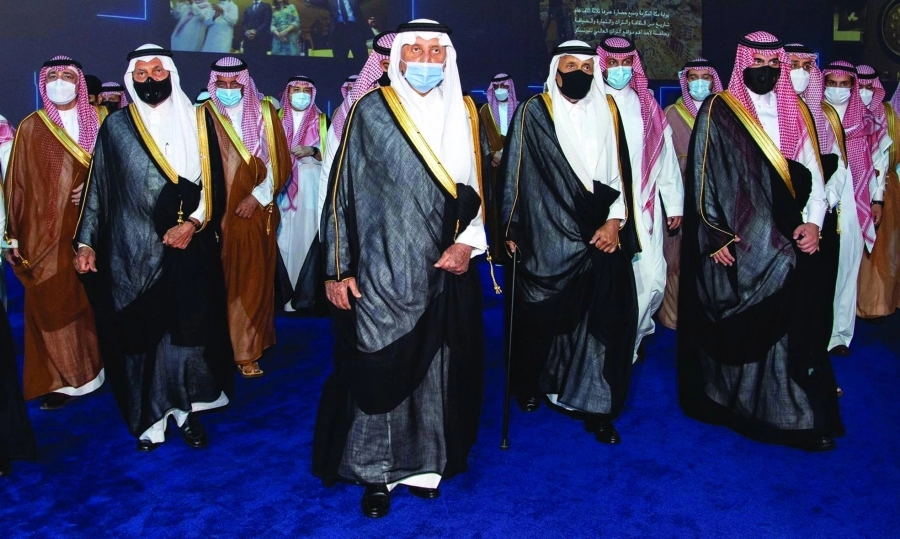 خالد الفيصل خلال تجوله في المعرض (مكة) 