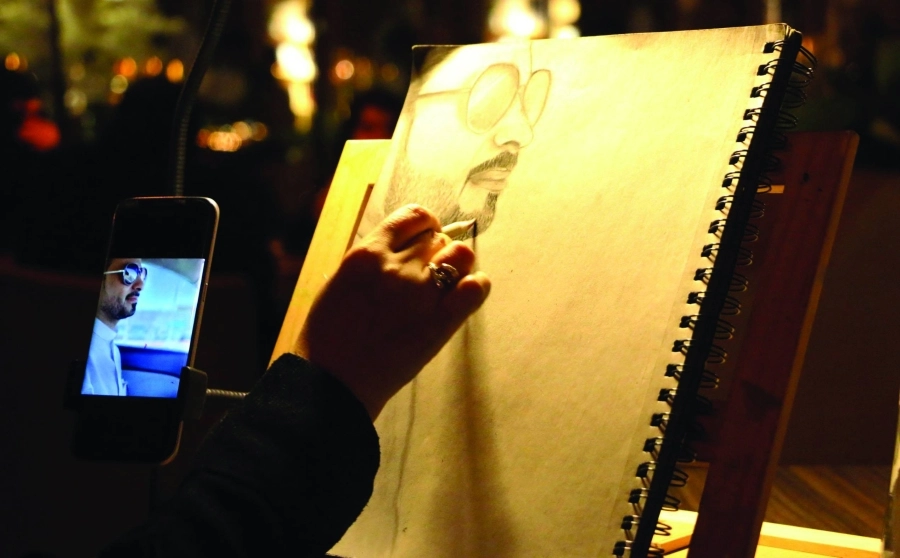 






ابتهاج الجهني خلال رسم إحدى لوحاتها      (مكة)