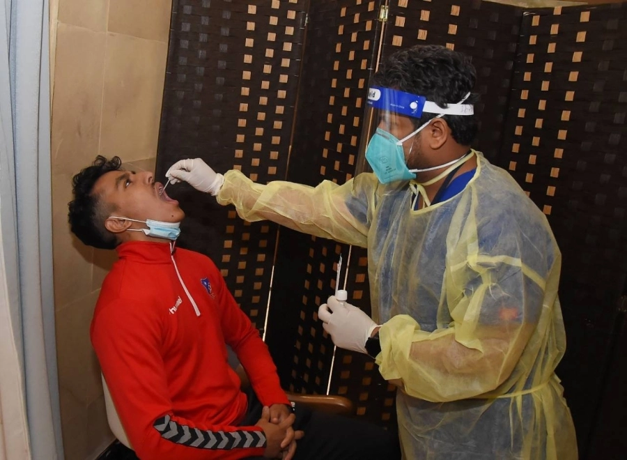 






خضوع أحد اللاعبين لفحص كورونا