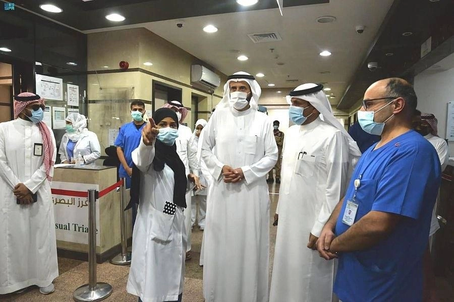 وزير الصحة الدكتور توفيق الربيعة خلال تدشين مركز لقاحات كورونا بالصالة الرياضية لملعب الأمير عبدالله الفيصل بجدة بسعة 60 عيادة، وطاقة استيعابية تصل إلى 15 ألف مستفيد يوميا.

