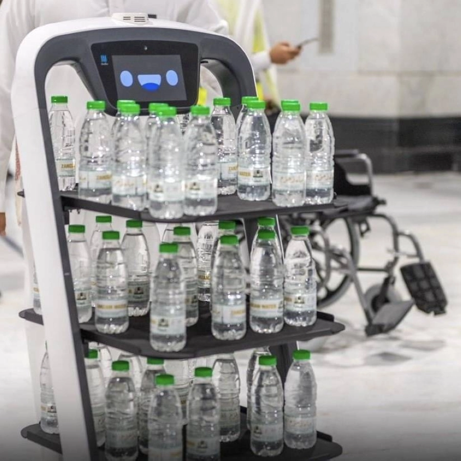 الرئيس العام لشؤون الحرمين يدشن الروبوت الذكي لتوزيع عبوات مياه زمزم (واس)