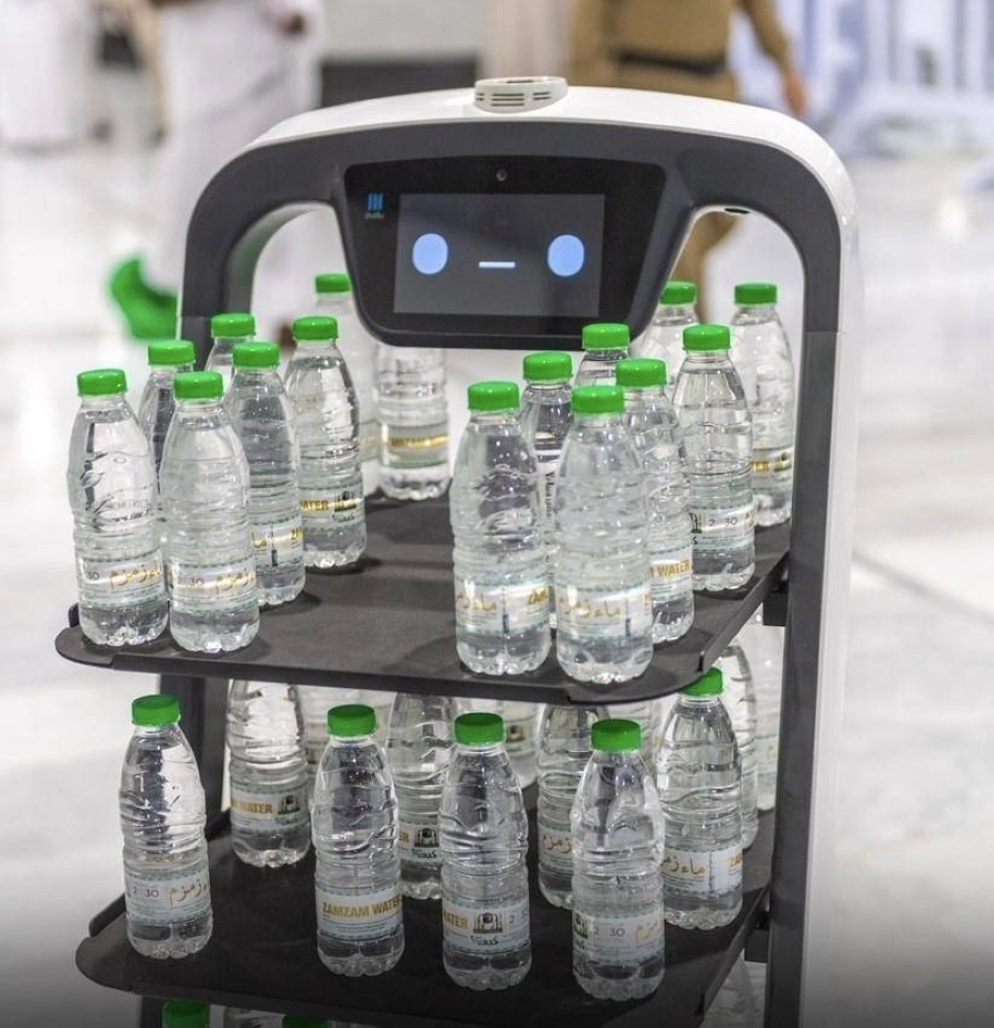 الرئيس العام لشؤون الحرمين يدشن الروبوت الذكي لتوزيع عبوات مياه زمزم (واس)