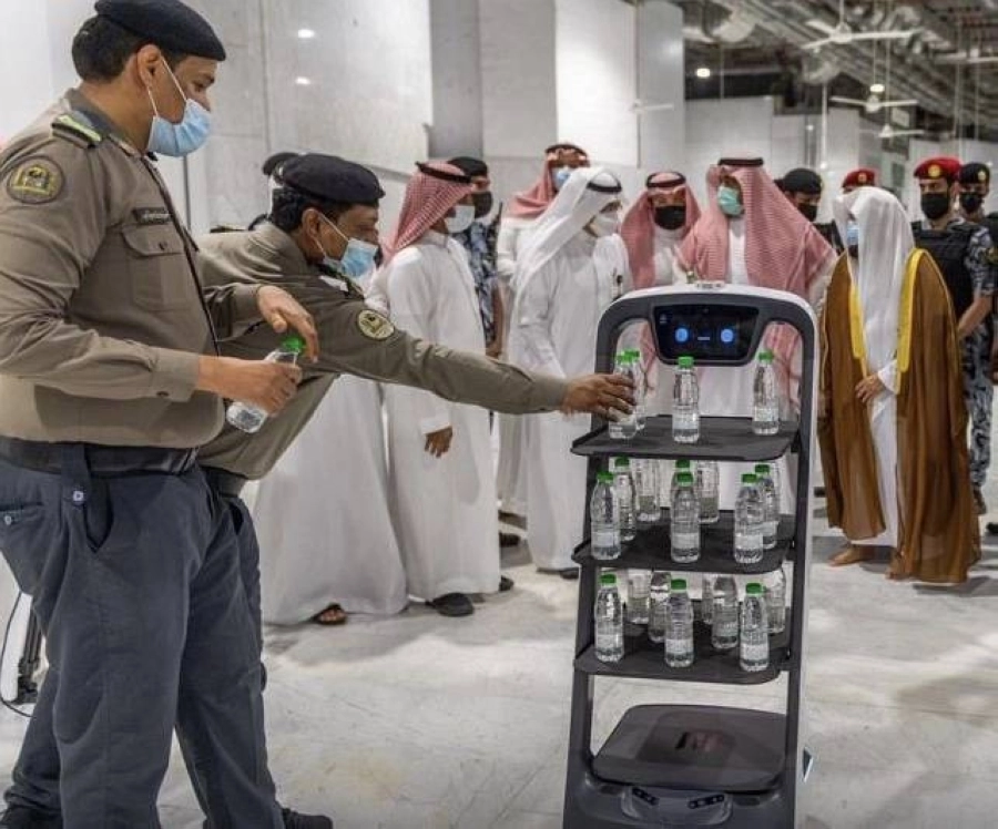 الرئيس العام لشؤون الحرمين يدشن الروبوت الذكي لتوزيع عبوات مياه زمزم (واس)