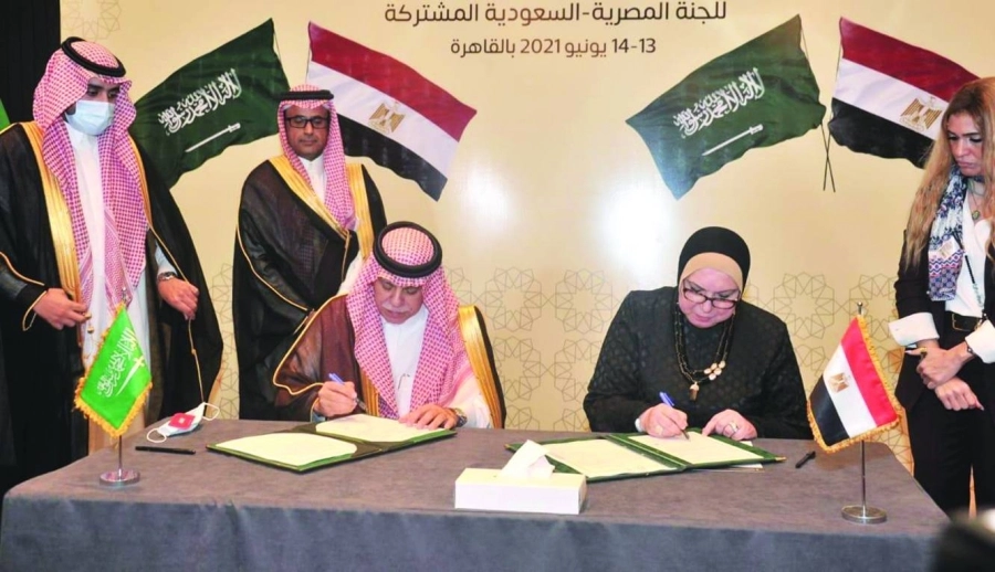 .. وخلال توقيع محضر الاجتماع                                                      (مكة)