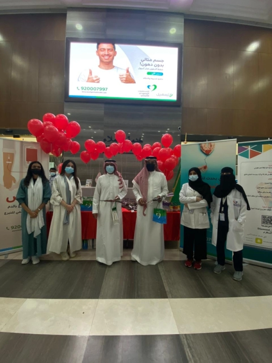 






معتق الشهراني خلال مشاركته في حملة التبرع                                                                             (مكة)