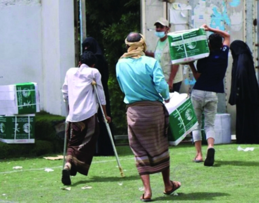 






يمنيون يتسلمون سلالا غذائية