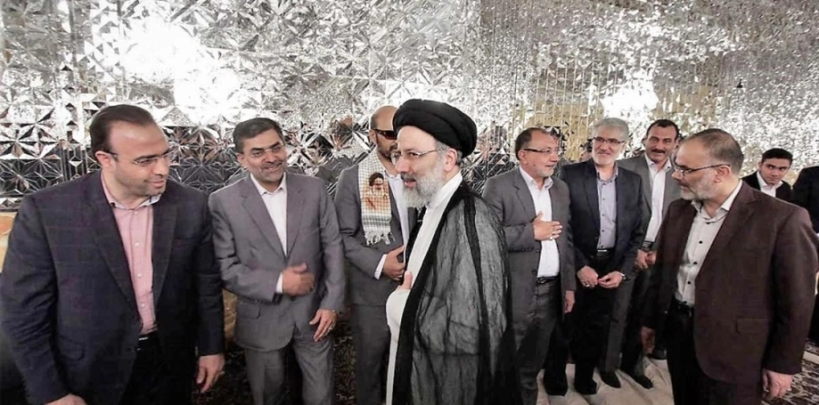 






رئيسي مع أعضاء اللجنة القضائية