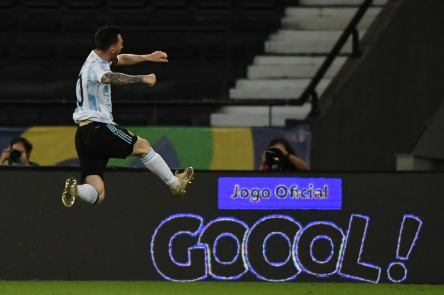 ميسي يحتفل بهدفه في تشيلي  (مكة)