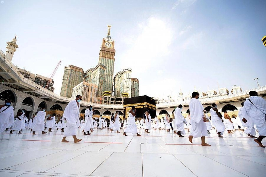 






حجاج خلال أداء الطواف سابقا                                                         (مكة)