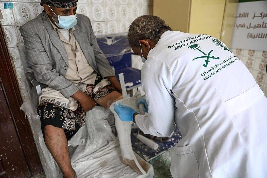 



طبيب يتابع أحد الأطراف الصناعية لمريض يمني                         (واس)