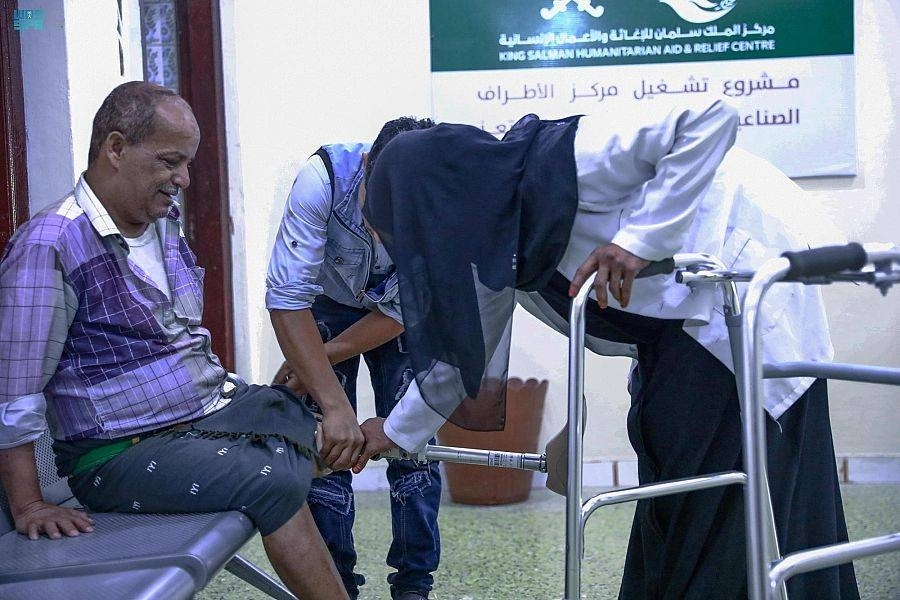 الفريق الطبي يقدم خدماته لأحد المرضى (واس)