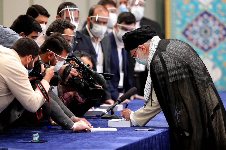 






علي خامنئي يدلي بصوته في الانتخابات                       (د ب أ)