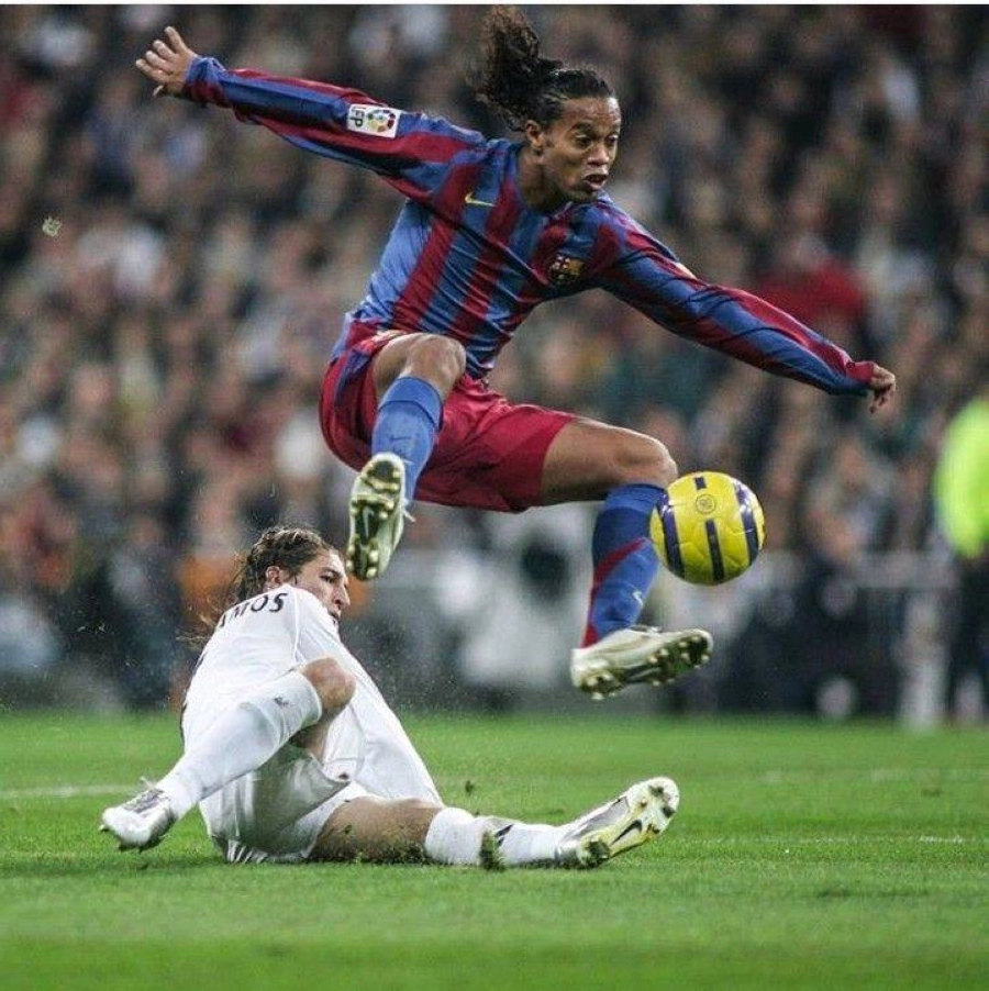 رونالدينهو وراموس في لقاء سابق بين ريال مدريد وبرشلونة