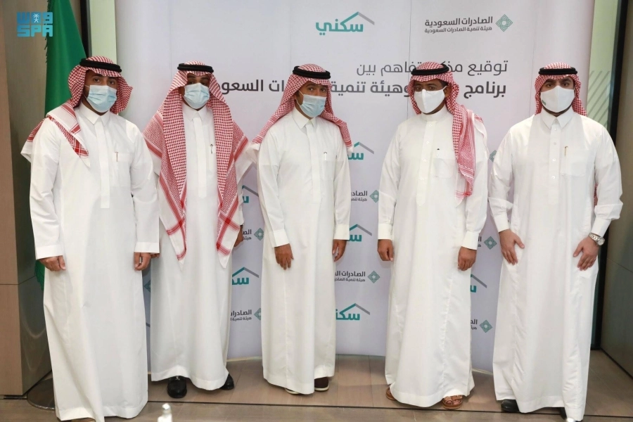 على هامش التوقيع