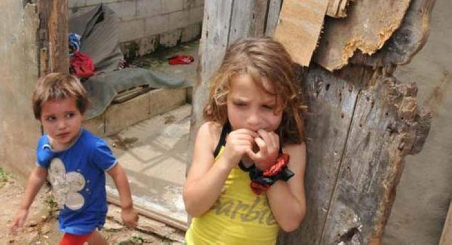 






الخوف على وجه طفلة سورية                               (مكة)