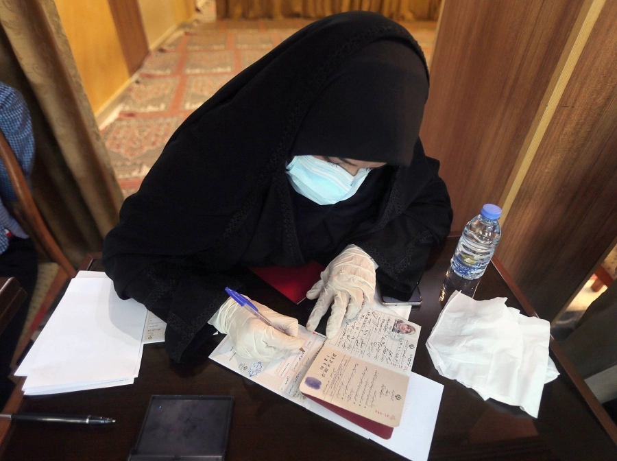 






إحدى المشاركات في الانتخابات الإيرانية                        (د ب أ)