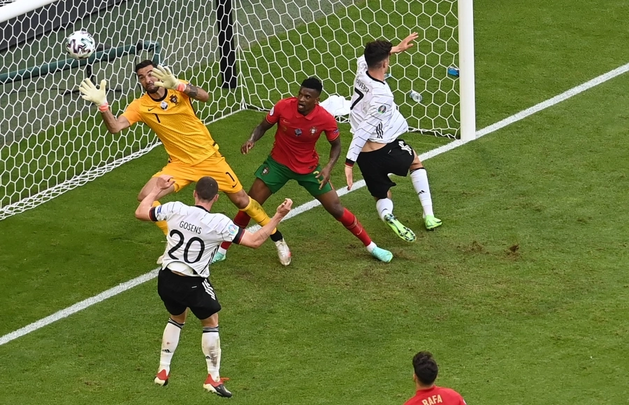 هدف جوسينس في مرمى البرتغال (د ب أ)