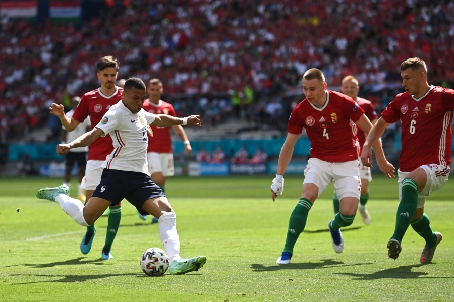 






مبابي وسط عدد من لاعبي منتخب المجر         (د ب أ)