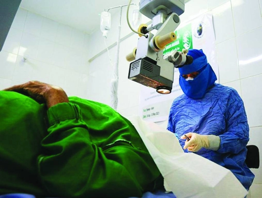 



طبيب يجري عملية جراحية لمريض يمني