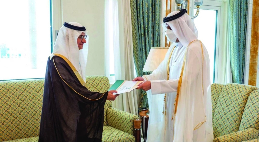 منصور بن فرحان يسلم أوراق اعتماده سفيرا (واس)