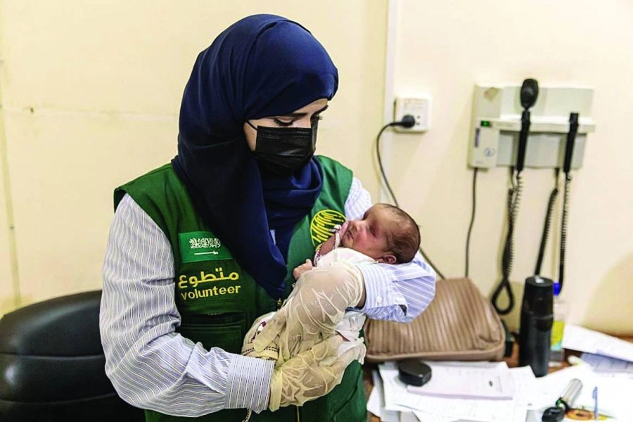 متطوعة في مركز الملك سلمان للإغاثة والأعمال الإنسانية تداعب رضيعا خلال حملة مكافحة العمى والأمراض المسببة له بباكستان

