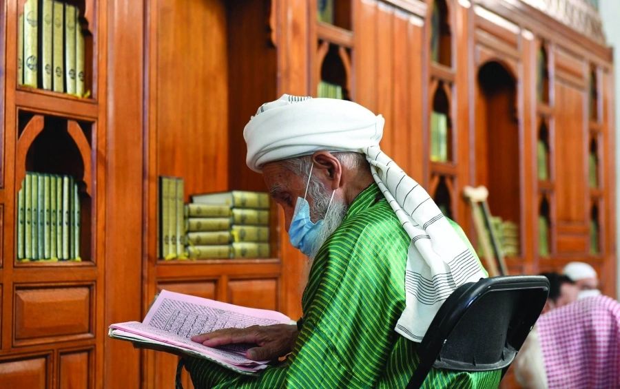 مسن يقرأ القرآن بمسجد قباء (مكة)