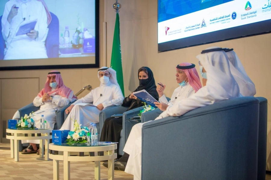 






القصبي خلال لقائه رجال الأعمال في الشرقية               (وزارة التجارة)