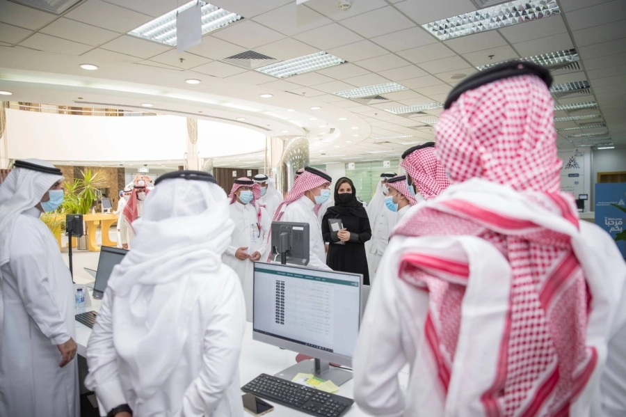 القصبي خلال زيارته لفرع التجارة في الشرقية