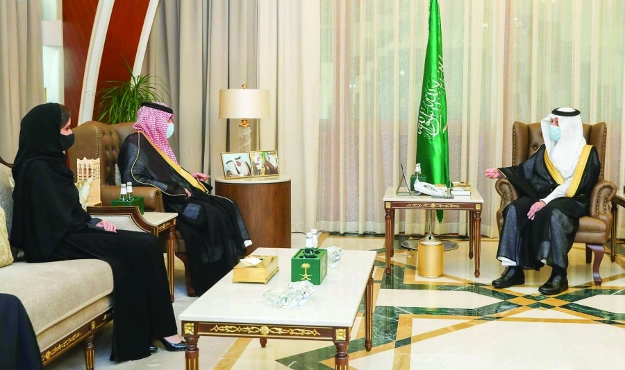 






 أمير الشرقية خلال لقائه القصبي والمطيري                  (مكة)