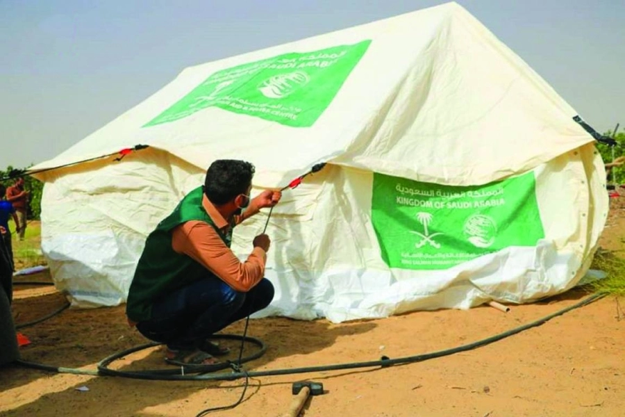 متطوع يتولى تجهيز الخيام (واس)