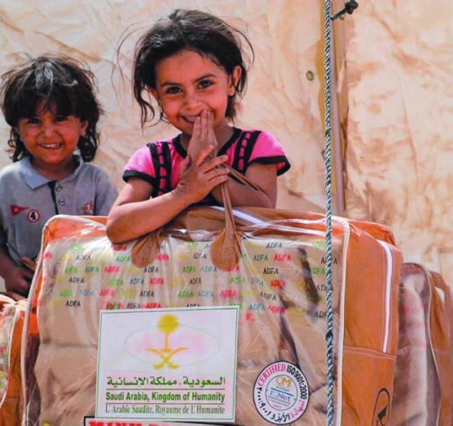ابتسامة بريئة لطفلة يمنية بعد تسلم المواد الإيوائية (واس)