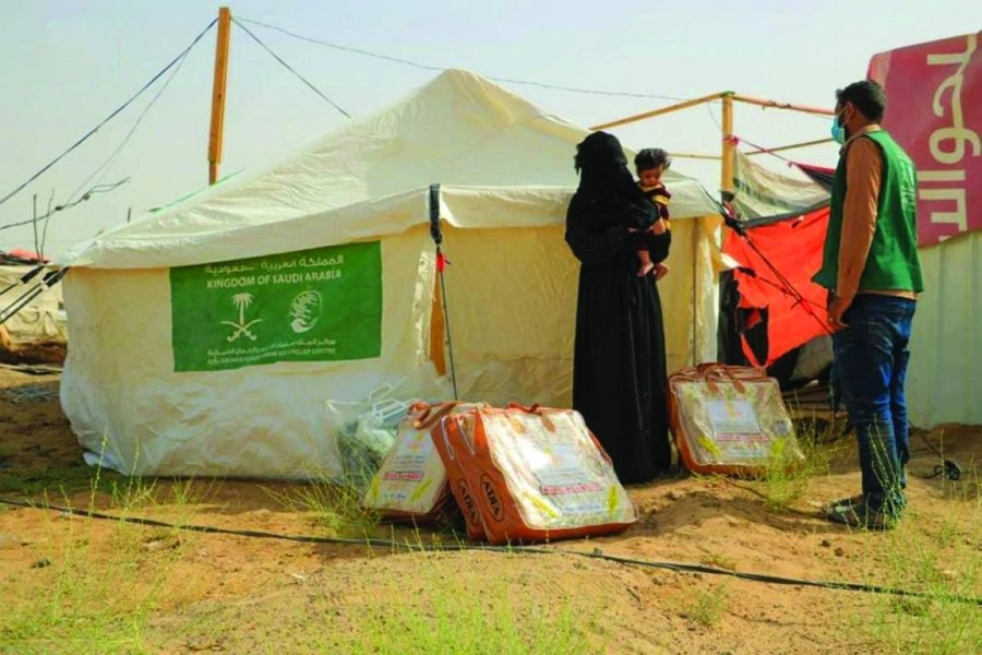 المركز يجهز خيمة لإحدى الأسر اليمنية (واس)