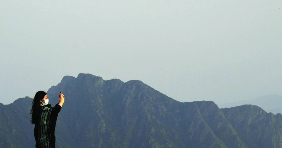 أطفال يستمتعون بجمال الطبيعة واعتدال درجات الحرارة من قمة جبل «السودة» بعسير، والذي يبعد عن أبها 20 كلم، ليشاركوا زوار المنطقة أمتع الأوقات في ظلال أشجار العرعر.
